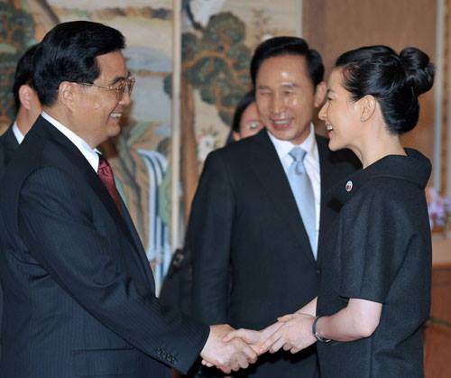 圖片說明： 2008.8.胡錦濤訪韓時，李明博總統特別安排李英愛到青瓦台與他見面。因為胡錦濤跟他夫人都是「大長今」的粉絲。